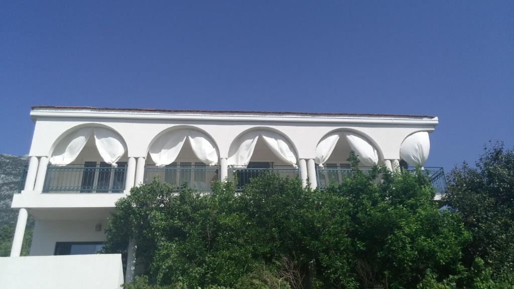 Budova, v ktorej sa apartmán nachádza