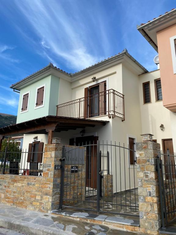 una casa con portón y balcón en Villa Marialena III, en Kato Gatzea