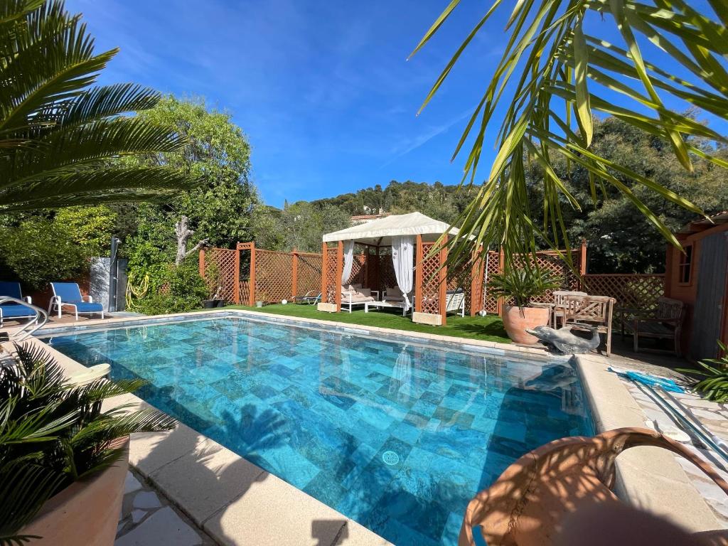 - une piscine dans une cour avec un kiosque dans l'établissement Évasion Provençale, Plage à 1km Les Issambres, aux Issambres