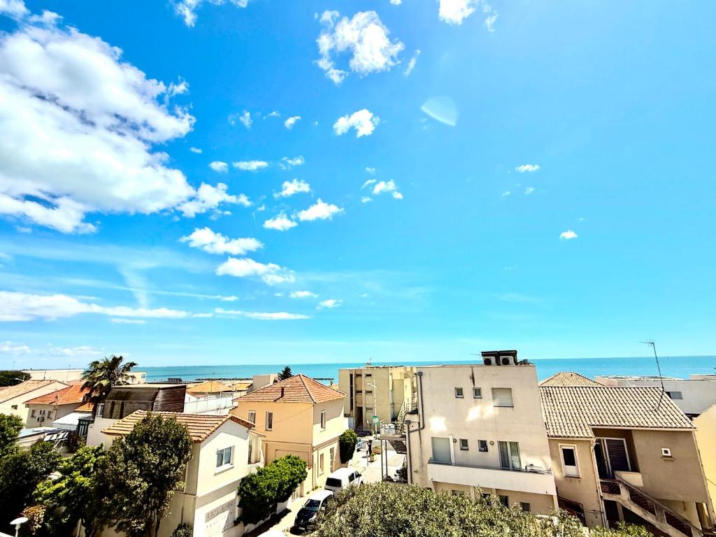 une ville avec des bâtiments et un ciel bleu dans l'établissement Studio au bord de la mer, à Mauguio