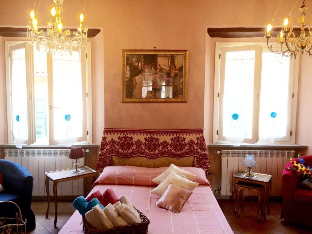 sypialnia z łóżkiem w pokoju z oknami w obiekcie La Stagione dell'Arte Luxe w mieście Camaiore