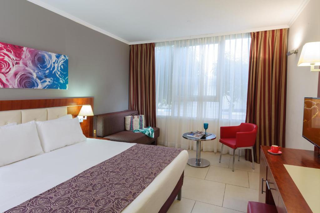 Postel nebo postele na pokoji v ubytování Leonardo Royal Resort Eilat