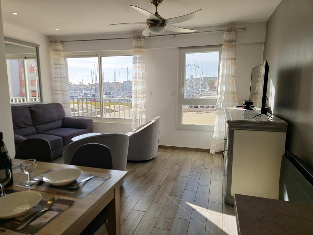 un salon avec un canapé et une table dans l'établissement Appartement moderne familial avec vue sur le port, au Cap d'Agde