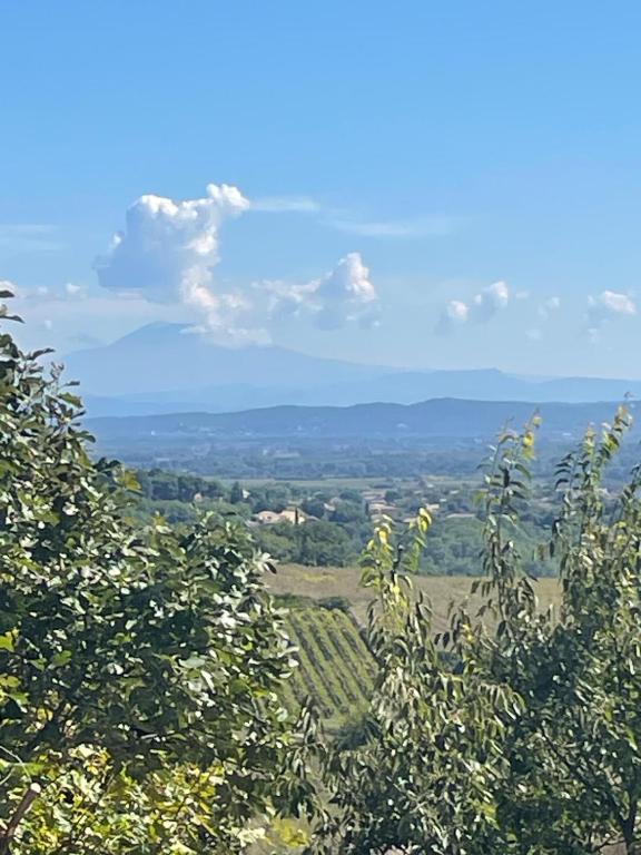 - une vue sur la vallée depuis quelques arbres dans l'établissement L'Ostalet, à Saint-Marcel-dʼArdèche