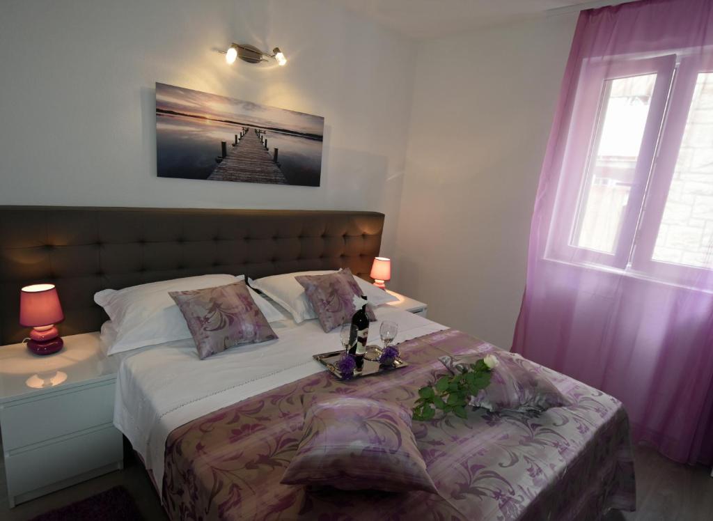 Posteľ alebo postele v izbe v ubytovaní Kuzma Rooms and Apartments