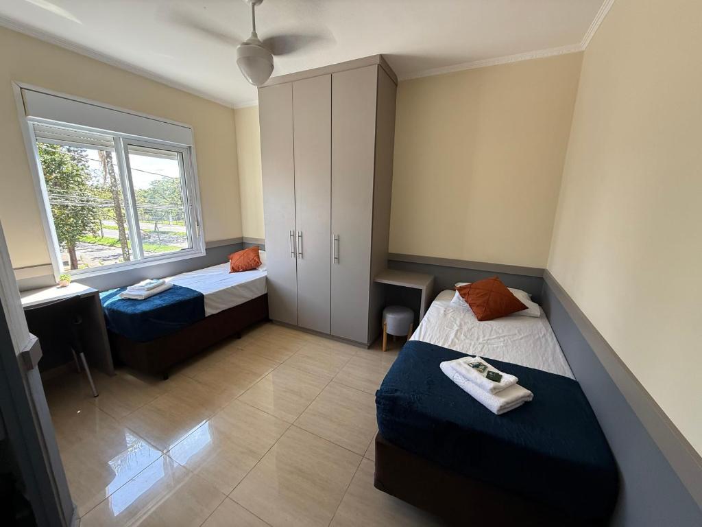 Postel nebo postele na pokoji v ubytování Astor Suites