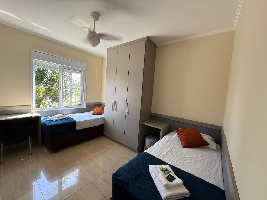 Postel nebo postele na pokoji v ubytování Astor Suites
