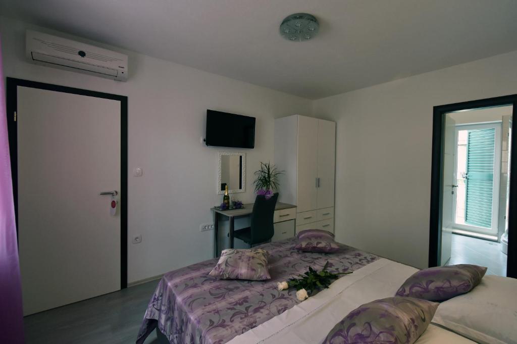 Posteľ alebo postele v izbe v ubytovaní Kuzma Rooms and Apartments