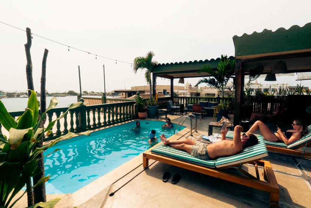 Bazén v ubytování Viajero Cartagena - Getsemaní Hostel nebo v jeho okolí