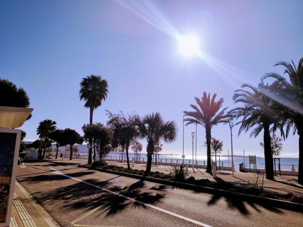 Studio avec terrasse dans résidence en face de la mer et Parking privatif- CANNES MIDI