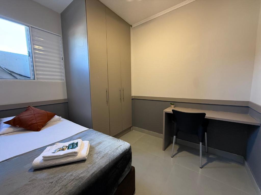 Postel nebo postele na pokoji v ubytování Astor Suites