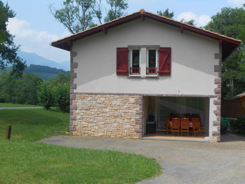 a small house with a window and a table at Domaine Harrieta in Saint-Jean-le-Vieux