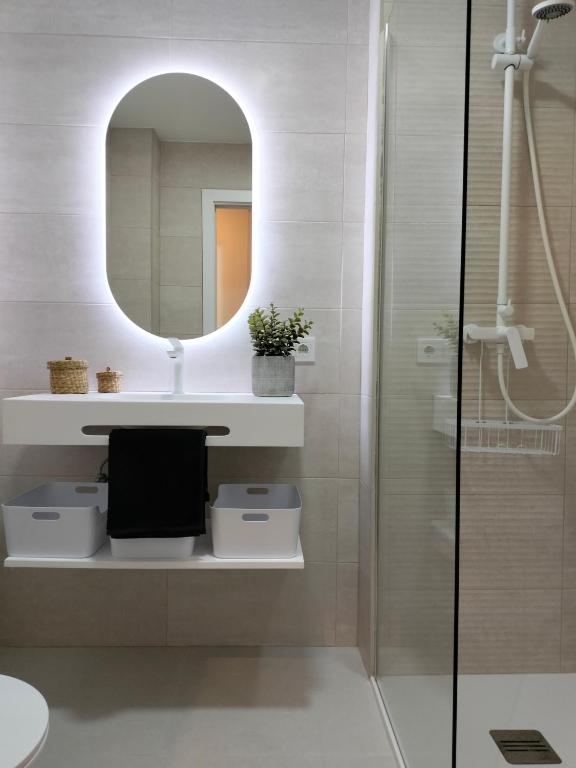 łazienka z umywalką i lustrem w obiekcie Apartamento c/piscina centro Nerja w mieście Nerja