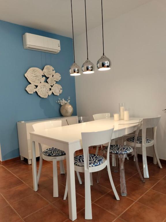jadalnia z białym stołem i krzesłami w obiekcie Apartamento c/piscina centro Nerja w mieście Nerja