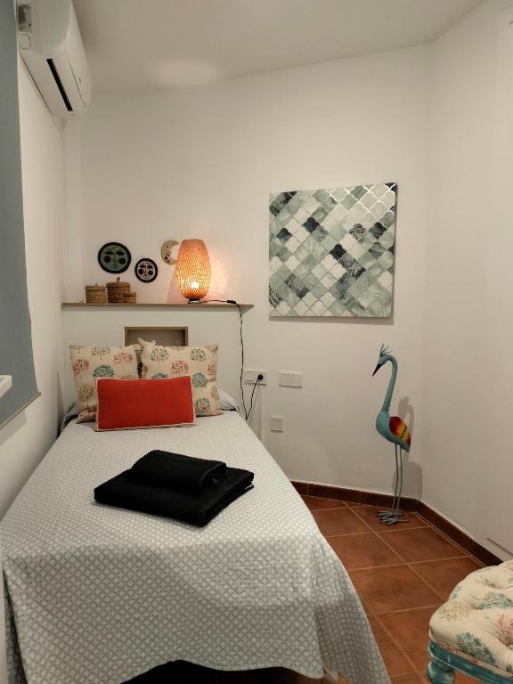 Łóżko lub łóżka w pokoju w obiekcie Apartamento c/piscina centro Nerja