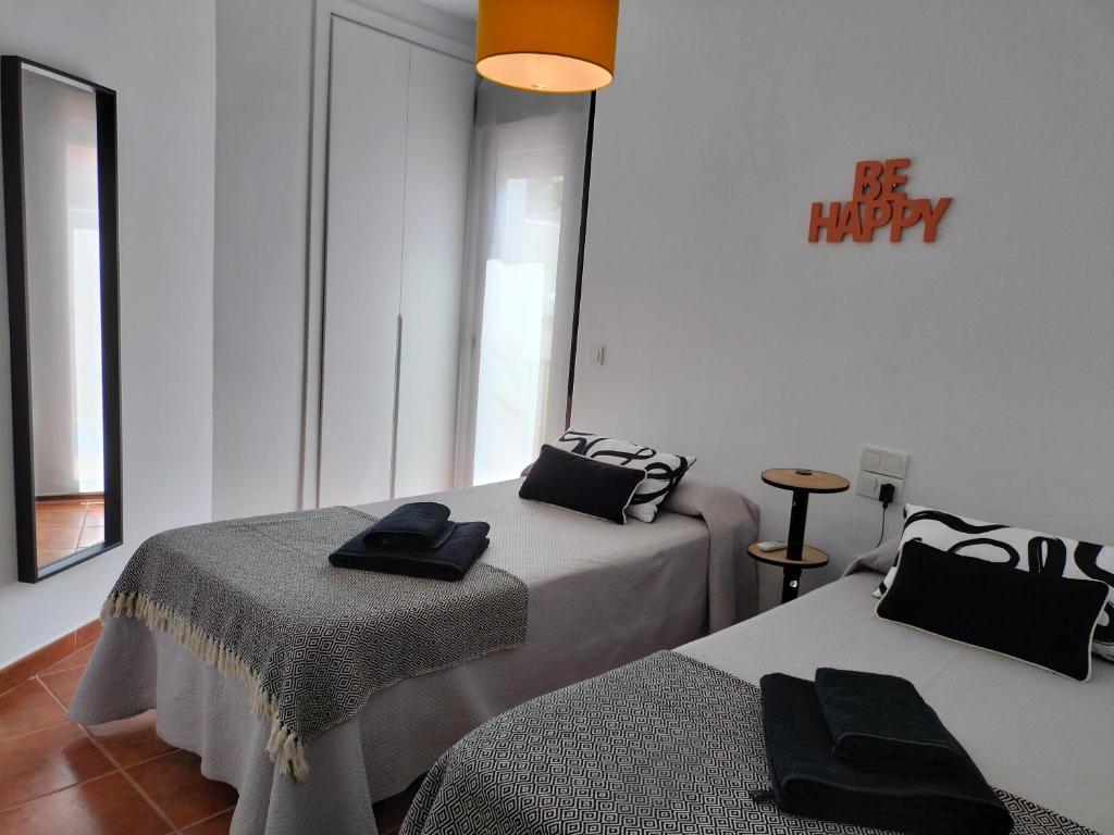 Łóżko lub łóżka w pokoju w obiekcie Apartamento c/piscina centro Nerja