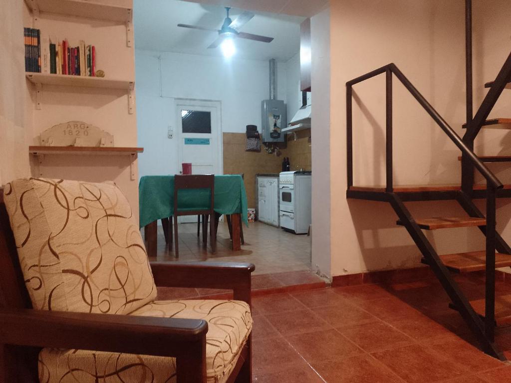 Una sala de estar con un sofá y una mesa de comedor. en El Bello, en San Juan