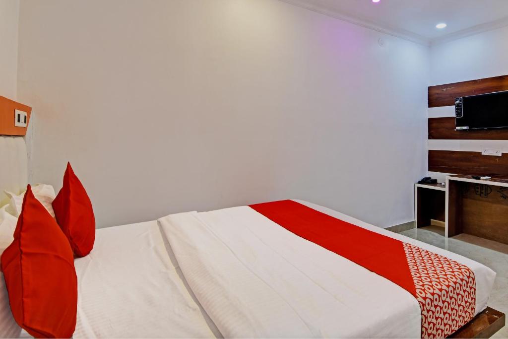 Postel nebo postele na pokoji v ubytování Hotel O Golden Palace