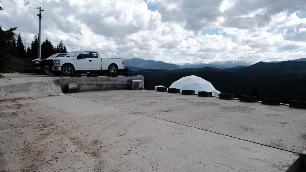 Nespecifikovaný výhled na hory nebo výhled na hory při pohledu z luxury tent