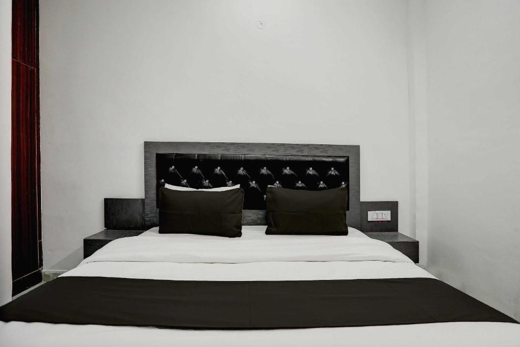 Postel nebo postele na pokoji v ubytování Hotel O Aarav Residency