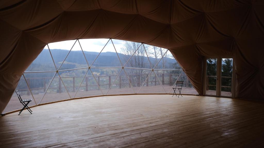 Nespecifikovaný výhled na hory nebo výhled na hory při pohledu z luxury tent