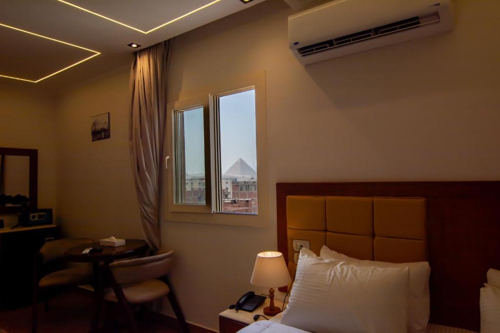 Postel nebo postele na pokoji v ubytování Three Pyramids Boutique Hotel