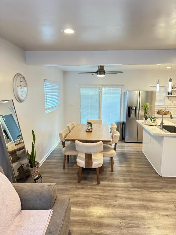 カノガパークにあるModern cozy family friendlyのギャラリーの写真