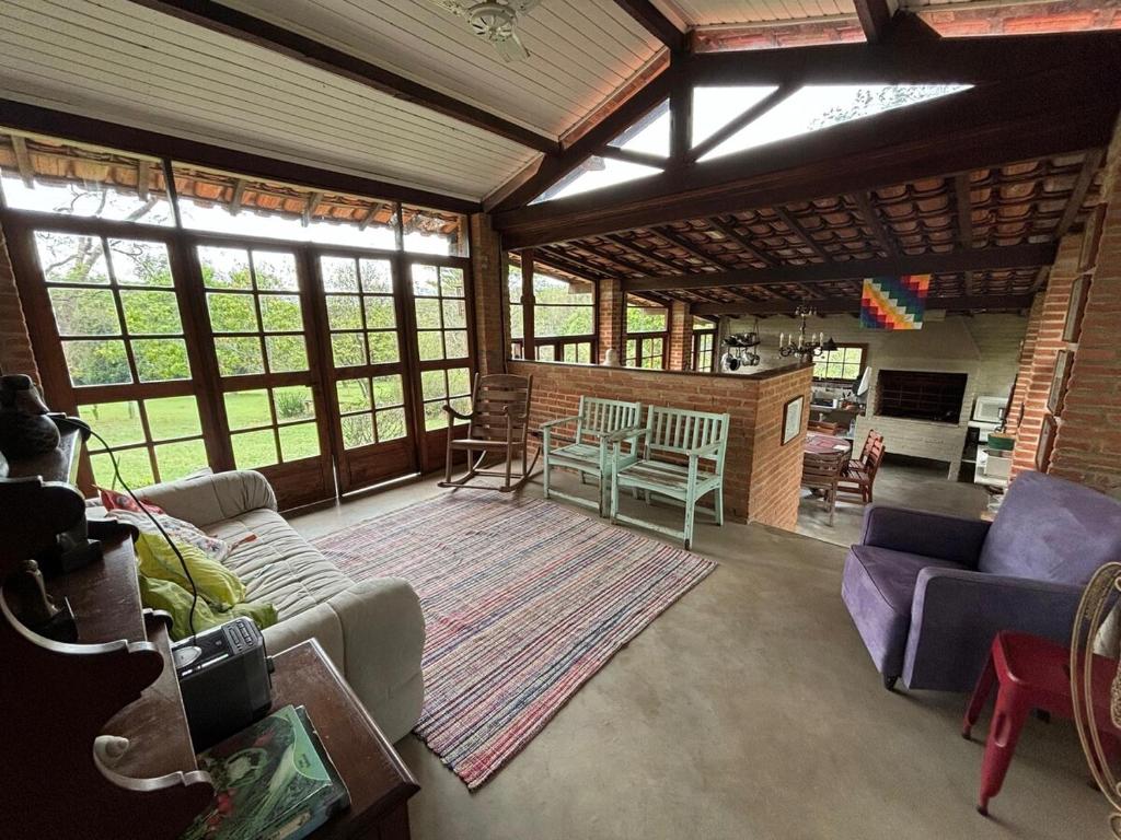 a living room with a couch and a table at Casa Charmosa ao lado da Villa Mandacaru in Itu