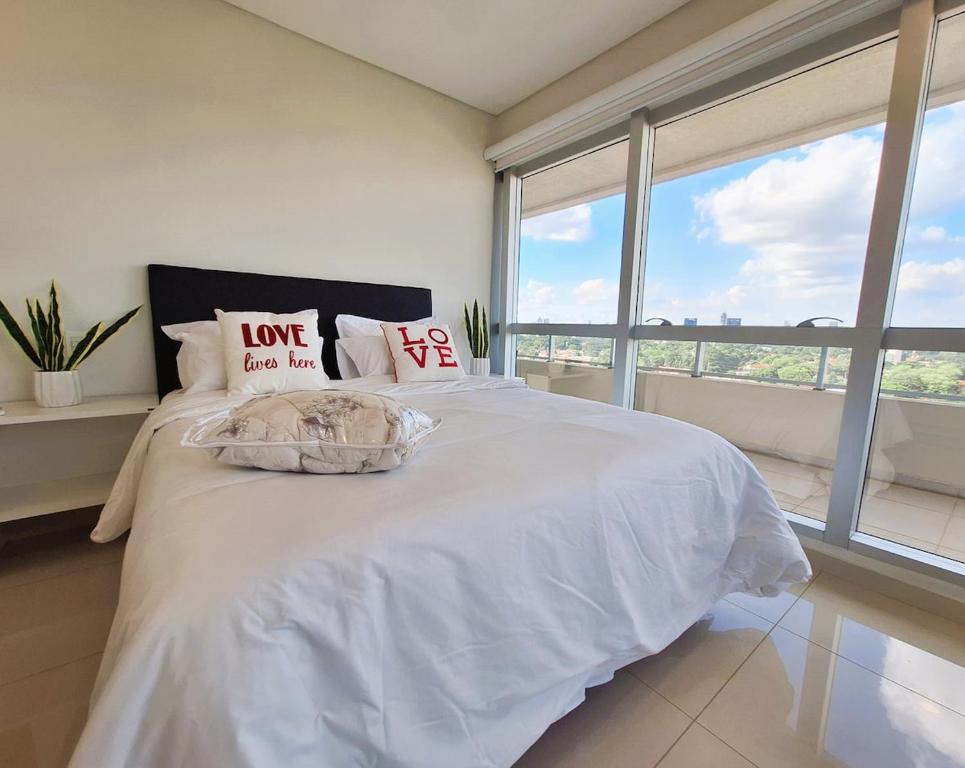 Postel nebo postele na pokoji v ubytování Skyline Suite 180m2 Luxus