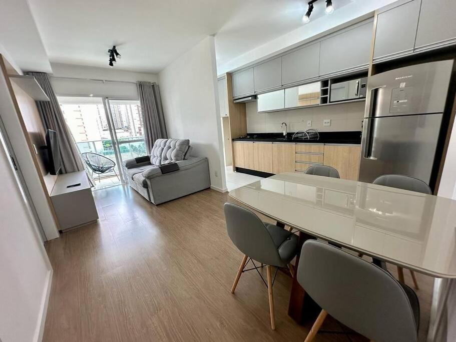 a kitchen and living room with a table and chairs at Top10,Lava-Seca,AR,Sacada,200m Shopping Aurora,Gleba Palhano in Londrina