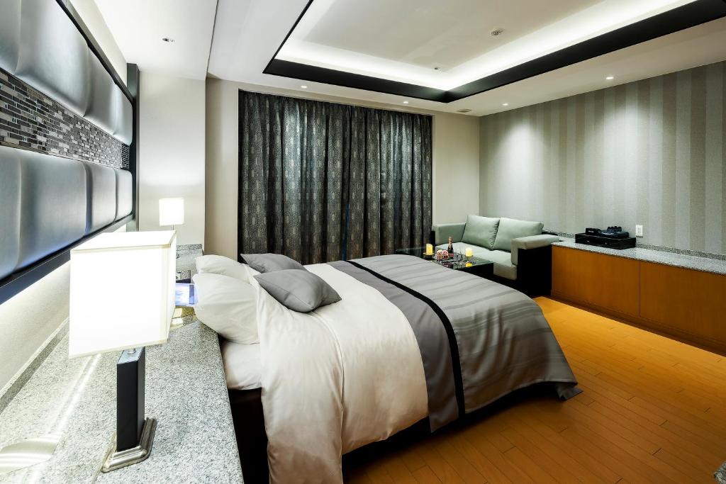 Postel nebo postele na pokoji v ubytování Hotel MYTH-L&A-ホテル マイス エルアンドエー