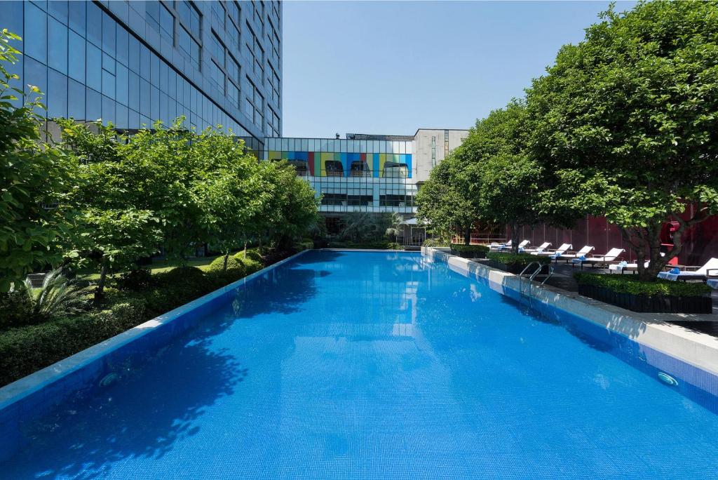 Bazén v ubytování Grand Mercure Shanghai Century Park- Free Shuttle Bus to SNIEC nebo v jeho okolí