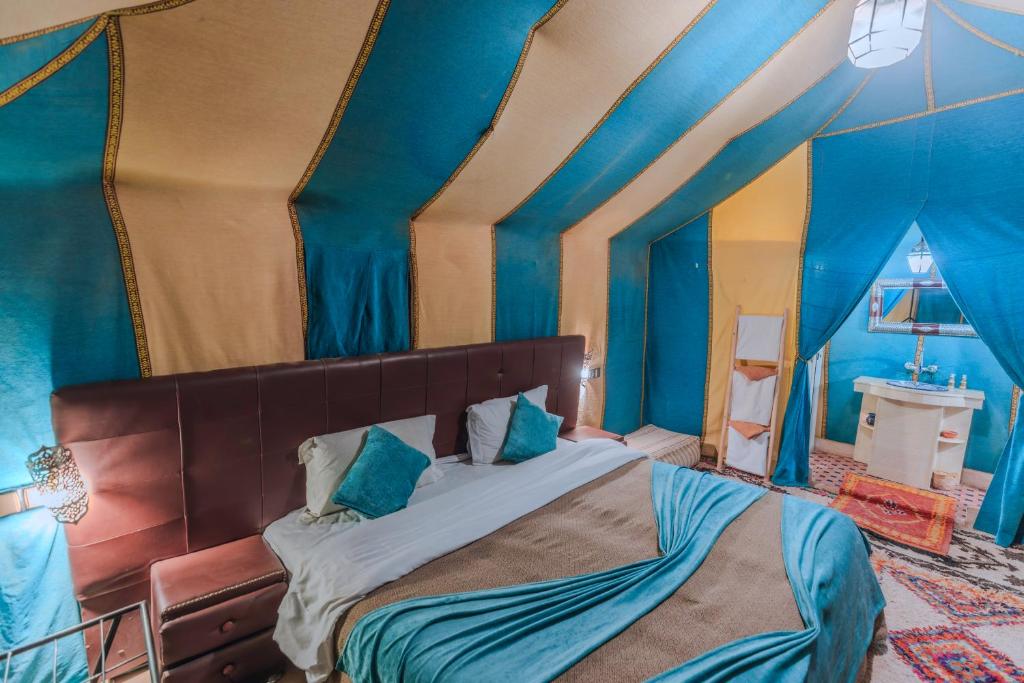 Postel nebo postele na pokoji v ubytování Desert Experience Glamping