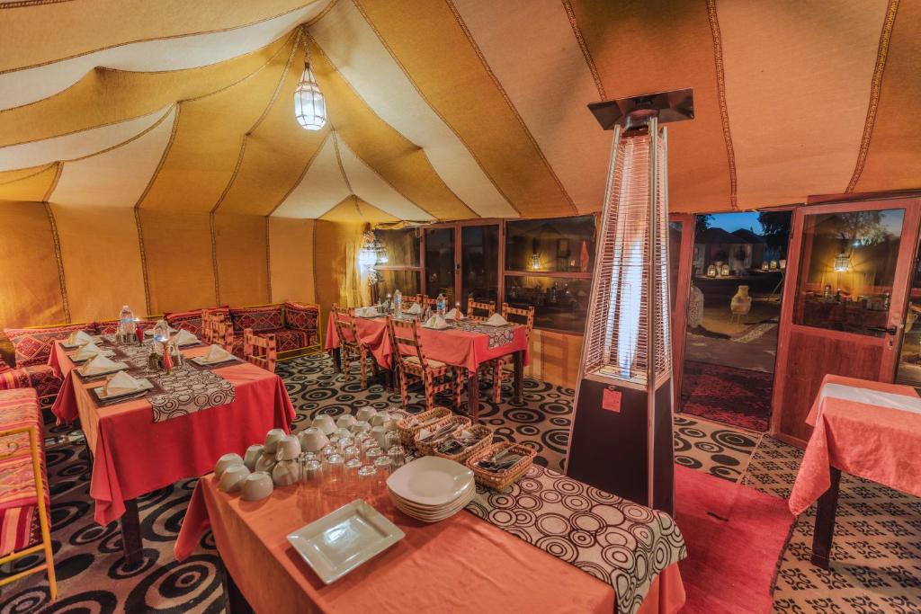 TV a/nebo společenská místnost v ubytování Desert Experience Glamping