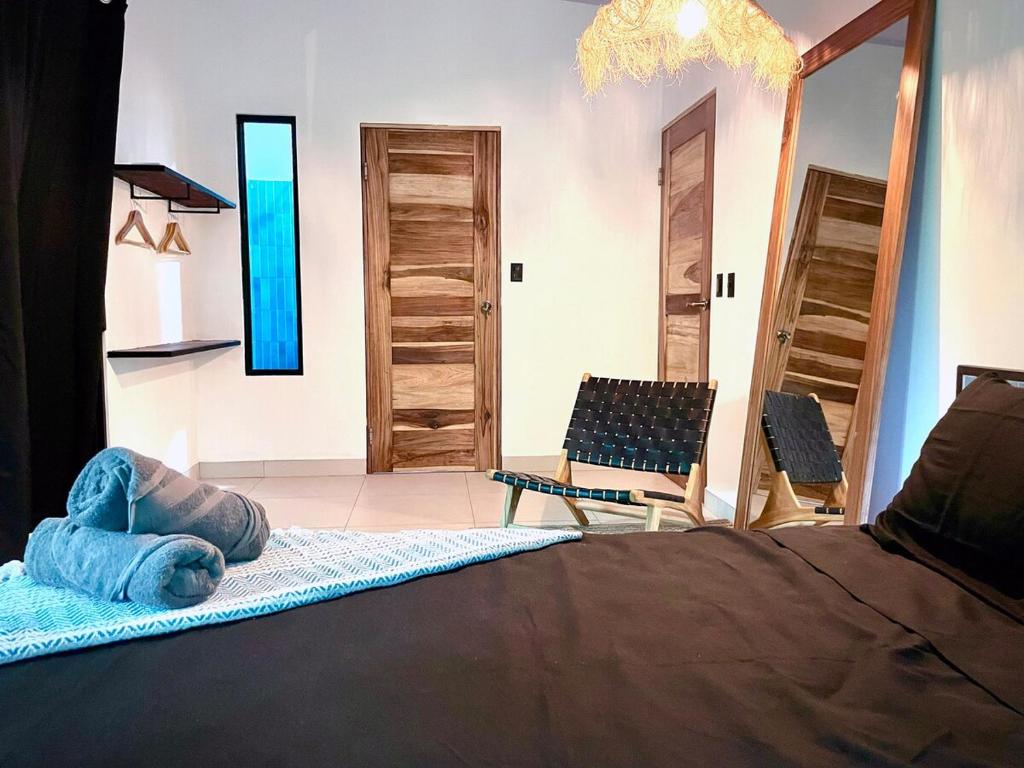 コクレスにあるVilla La Infinidad - Brand New Luxury Villa AC & Private Swimming Poolの青いタオル付きのベッドが備わる客室です。