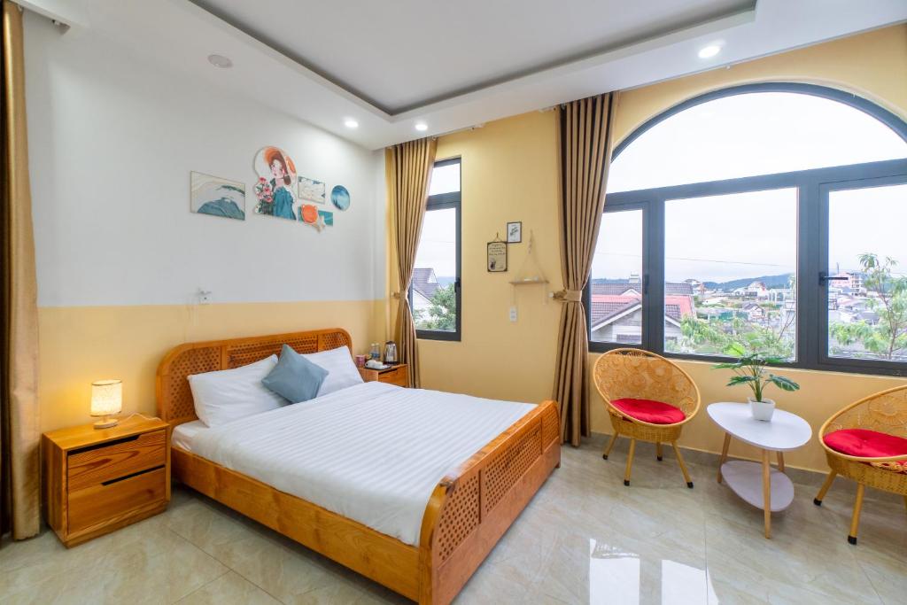 Postel nebo postele na pokoji v ubytování Violet villa and Coffee