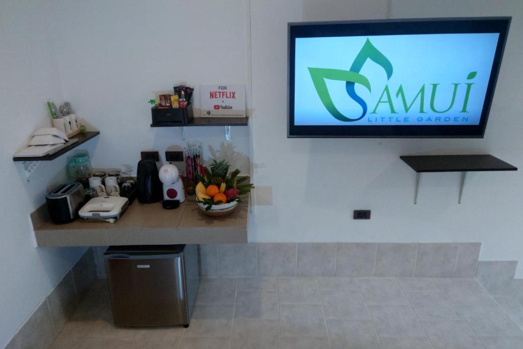 Příslušenství pro přípravu čaje a kávy v ubytování Samui Little Garden Resort