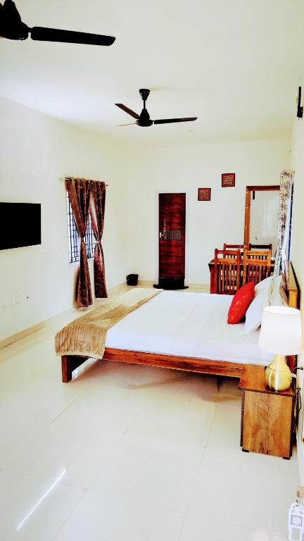Postel nebo postele na pokoji v ubytování The Ishank Resorts Yercaud Hills