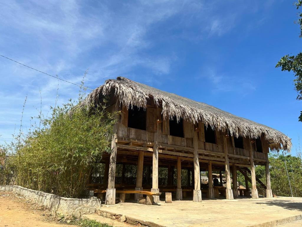 a hut with a straw roof on top of it at Suối Rồng FarmStay in Bon Tian Neume