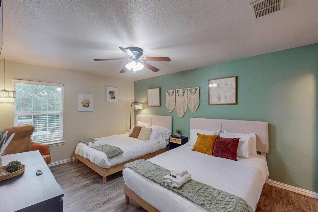 Ένα ή περισσότερα κρεβάτια σε δωμάτιο στο BOHO VIBE-2 Bedroom Apartment walkable to AT&T stadium,Global Life