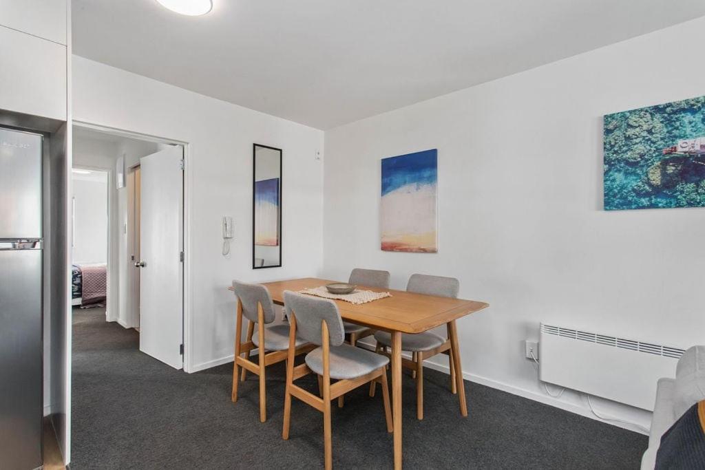 Handy CBD Covered Free Parking Gym 2 Bdrm - Resim 13