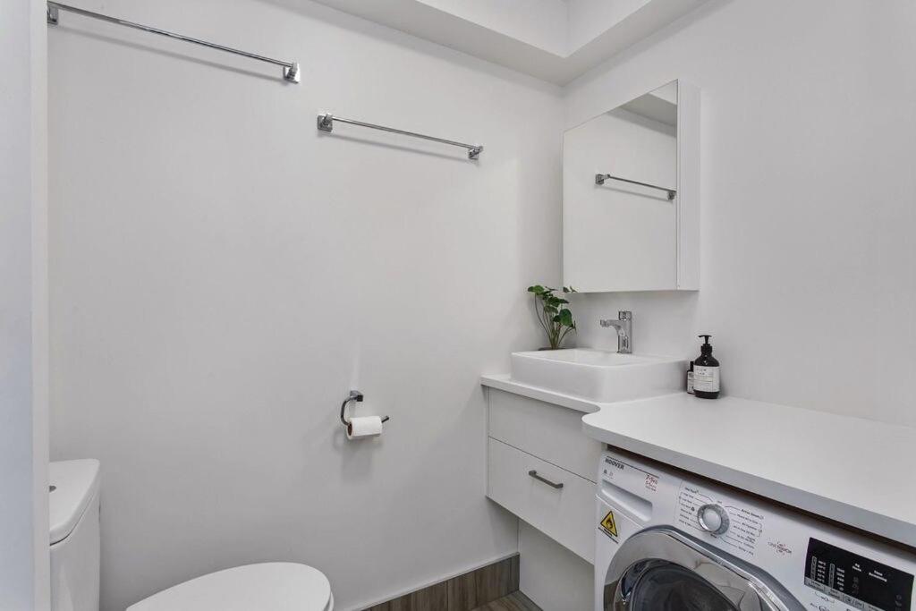 Handy CBD Covered Free Parking Gym 2 Bdrm - Resim 17