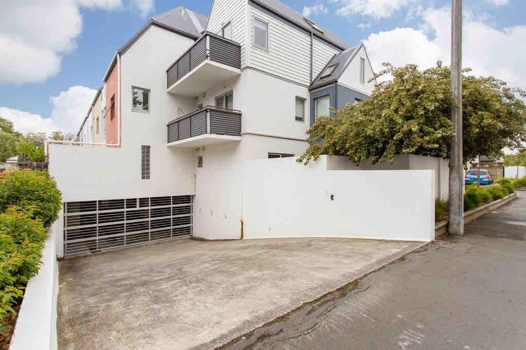 Handy CBD Covered Free Parking Gym 2 Bdrm - Resim 25