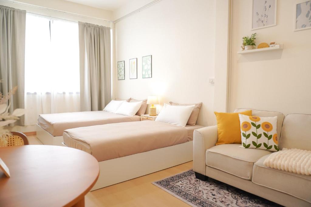 Katil atau katil-katil dalam bilik di Buddy House - Spacious Triple Room in Chinatown, Walk to MRT