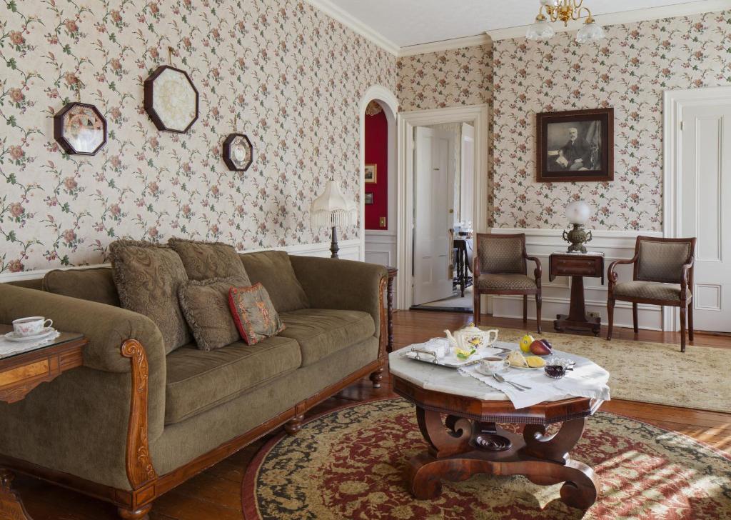 Isaiah Jones Homestead Bed and Breakfast photo