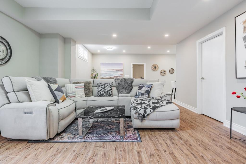 Χώρος καθιστικού στο Spacious 2BR APT in Cliff Road & Queensway close to China Town, Mississauga