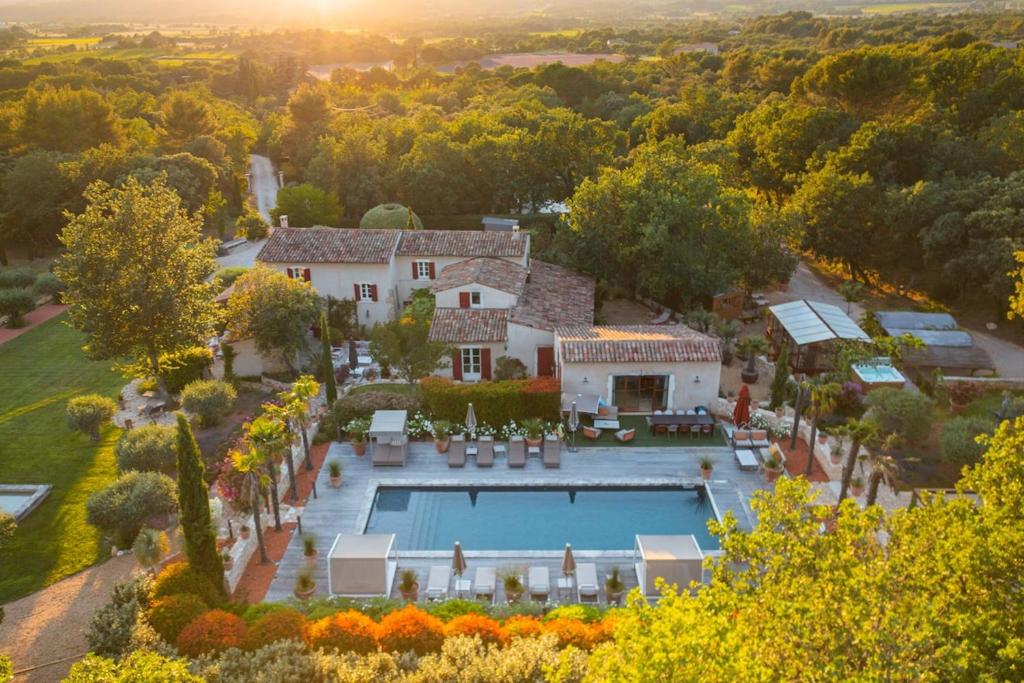 une vue aérienne d'une maison avec piscine dans l'établissement Mas de Cassiathea - Exceptional Property in Provence, à Bonnieux