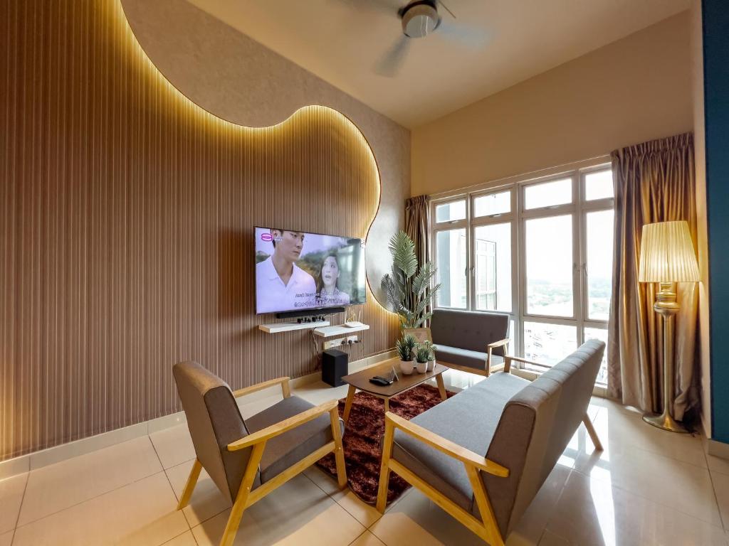 Televisyen dan/atau pusat hiburan di Cozy Modern Home Mount Austin JB Miko Homestay