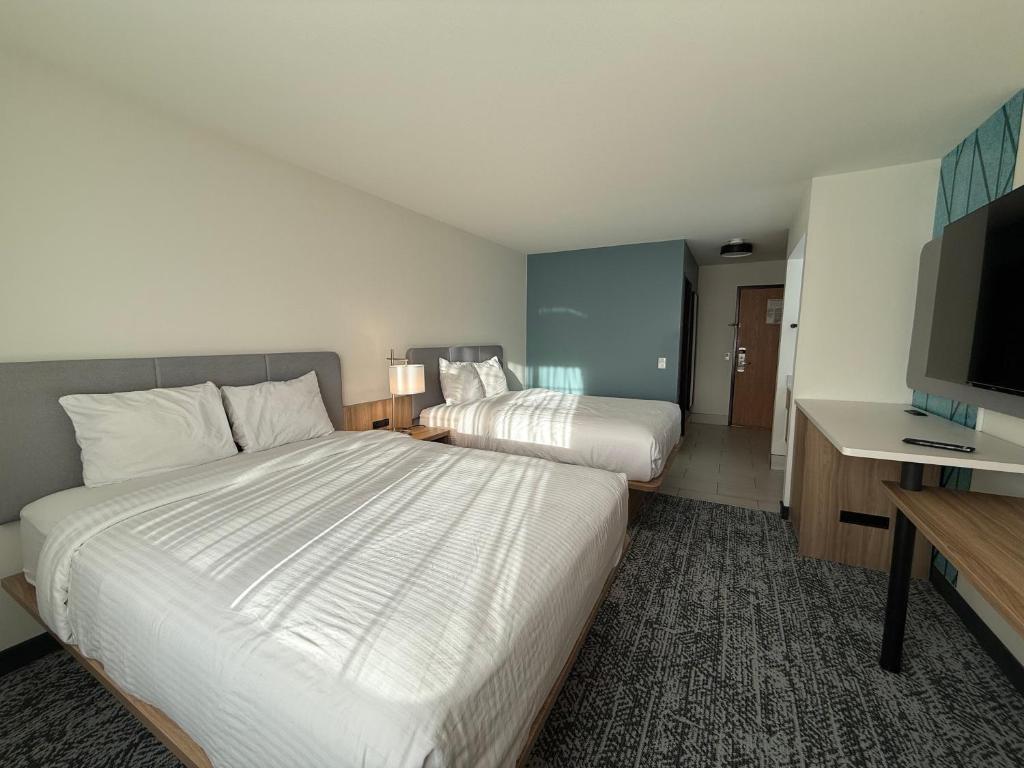 Postel nebo postele na pokoji v ubytování Sleep Inn & Suites