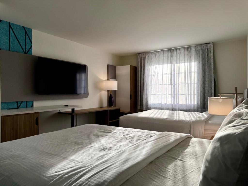 Postel nebo postele na pokoji v ubytování Sleep Inn & Suites